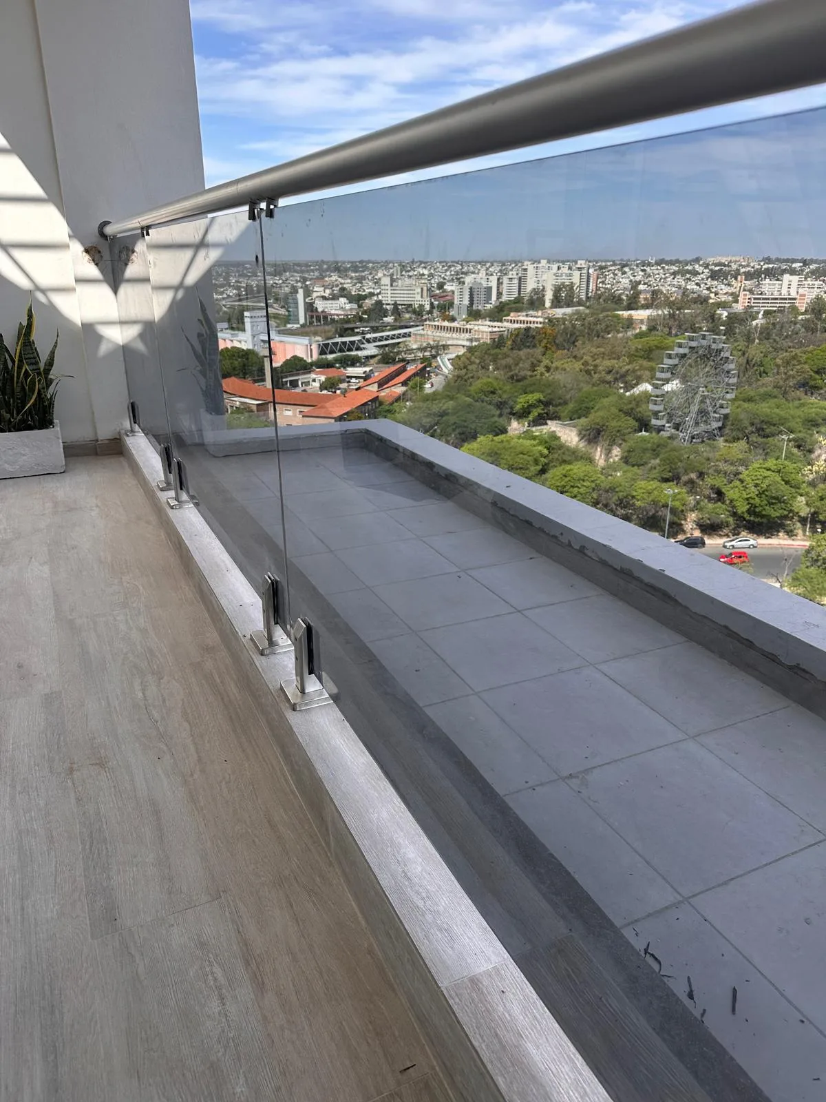 Baranda de vidrio y acero — vista 3