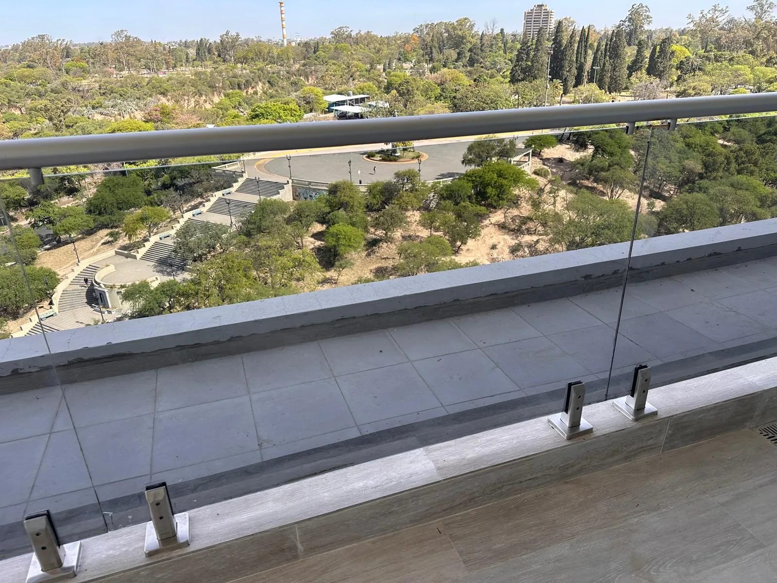 Baranda de vidrio y acero — vista 2