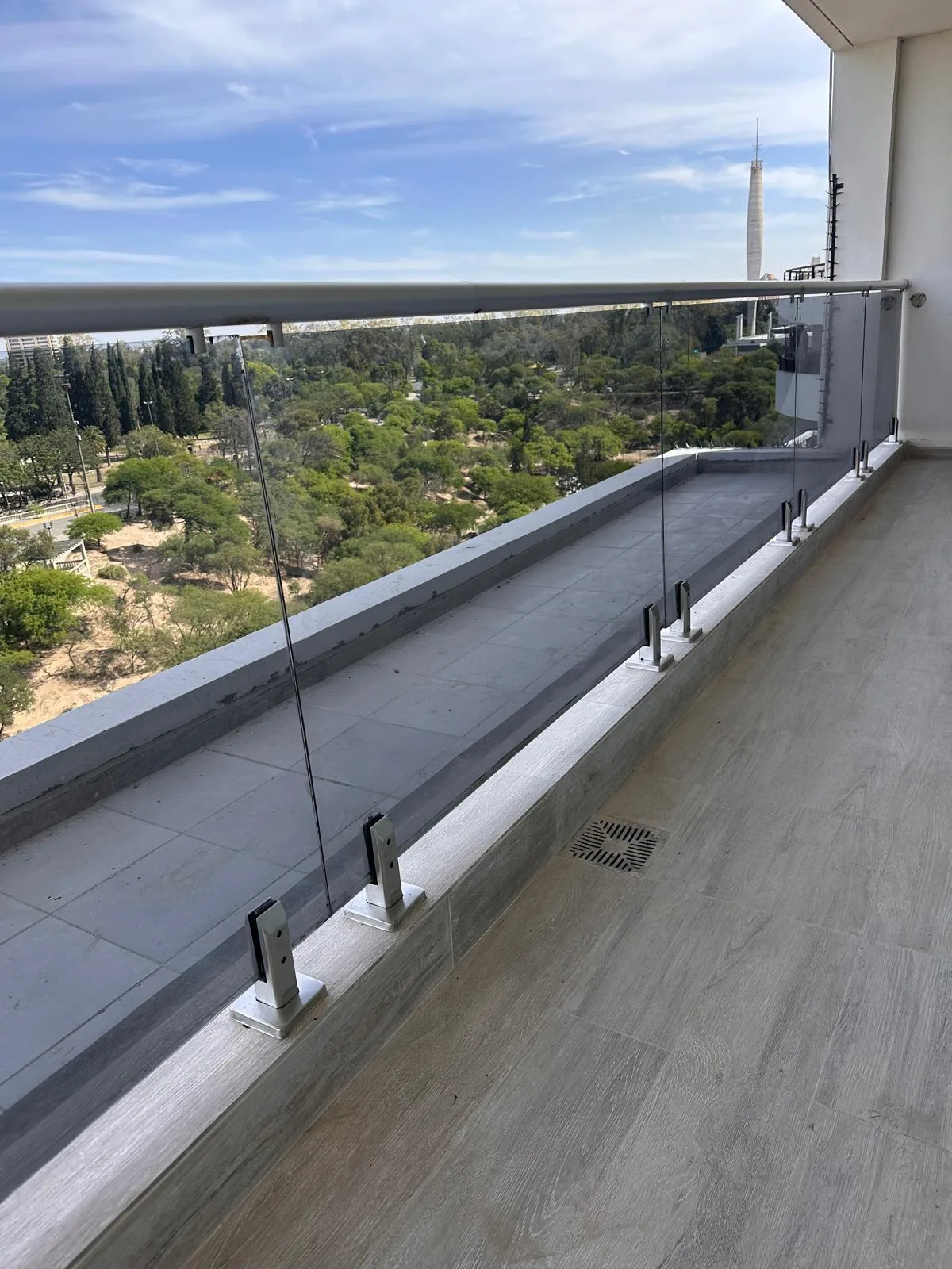 Baranda de vidrio y acero — vista 1
